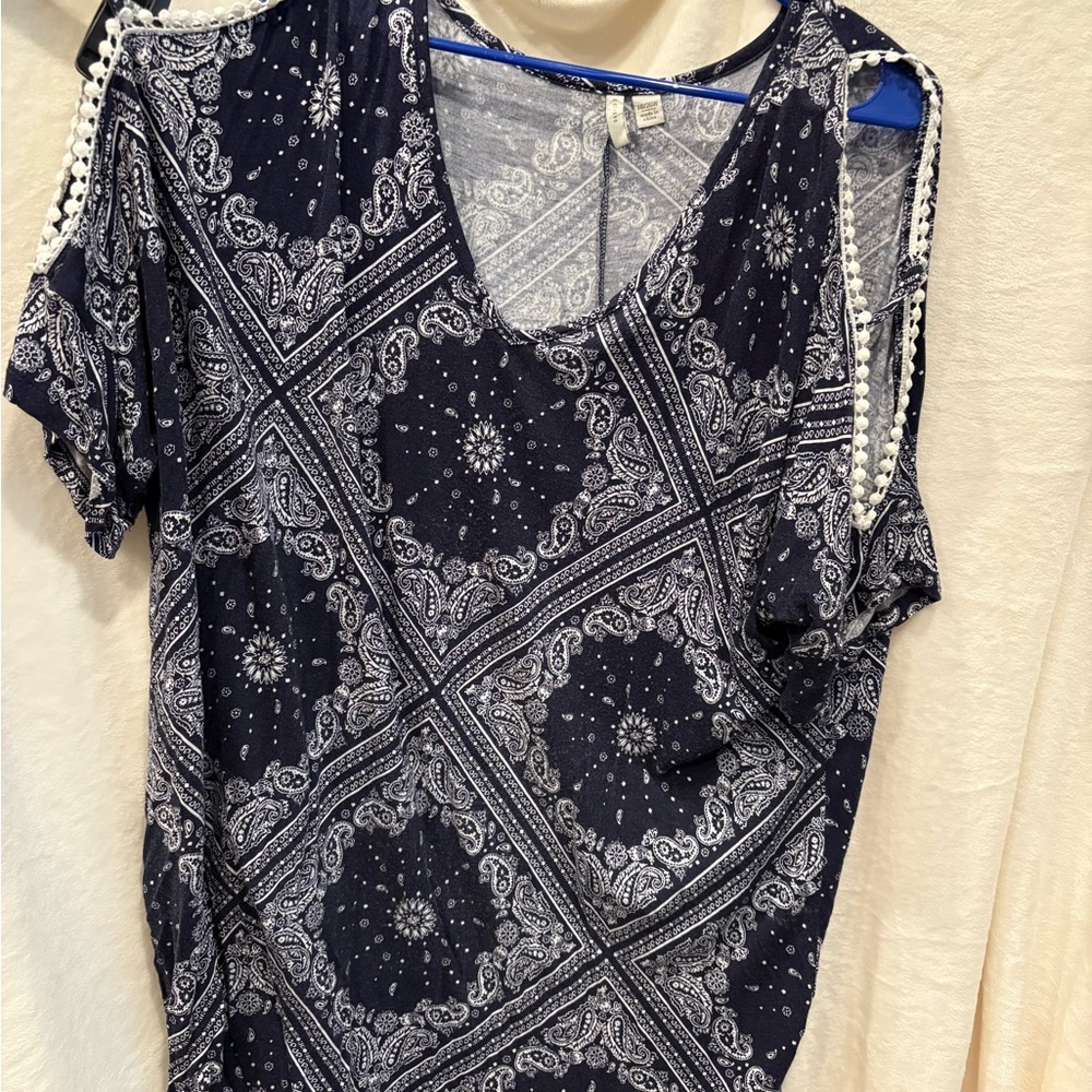 GUC 18/20 cold shoulder Navy Paisley Women's Top
